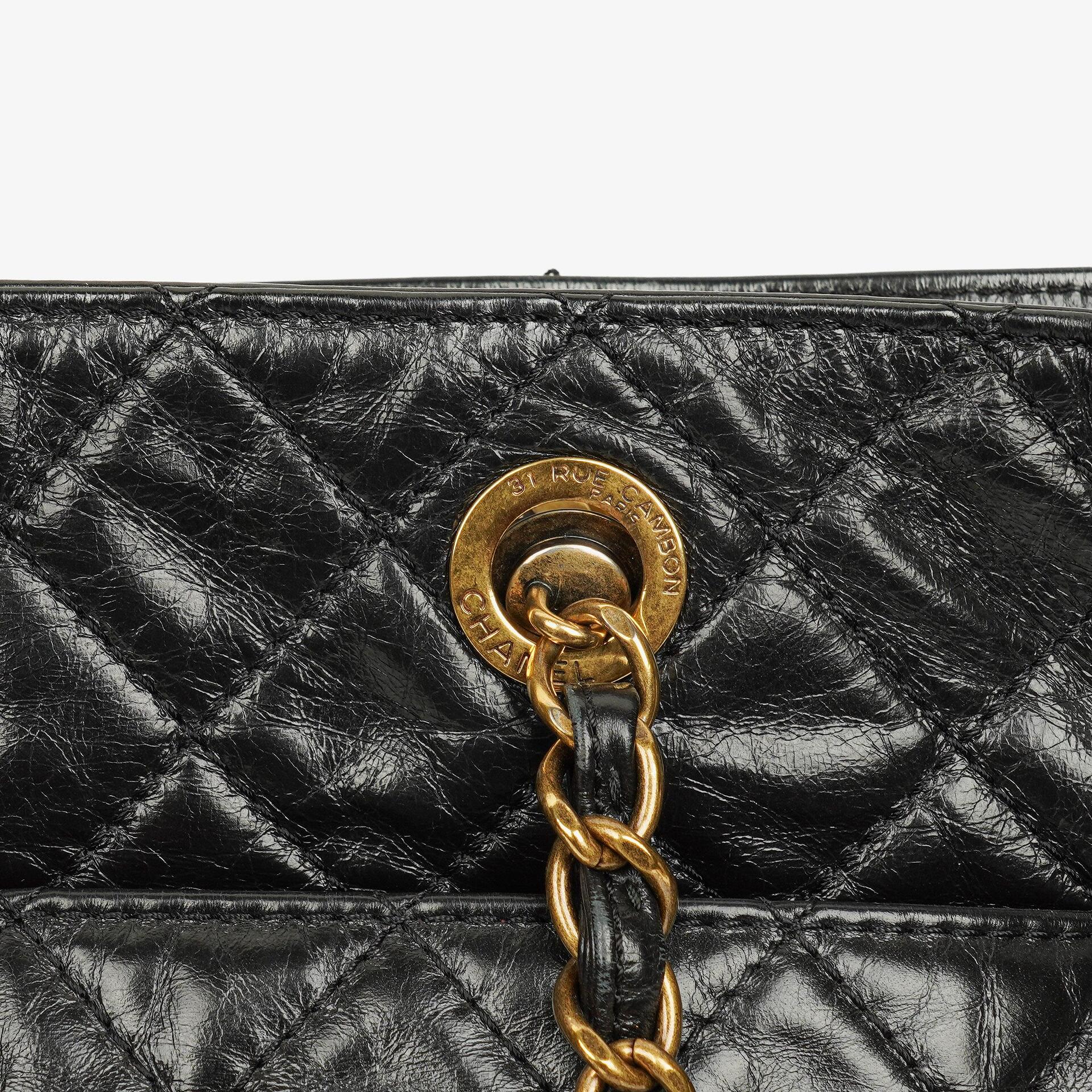 Chanel Große Tote Tasche mit Fronttasche aus glänzendem gestepptem Kalbsleder mit goldfarbenen Beschlägen 2014/2015