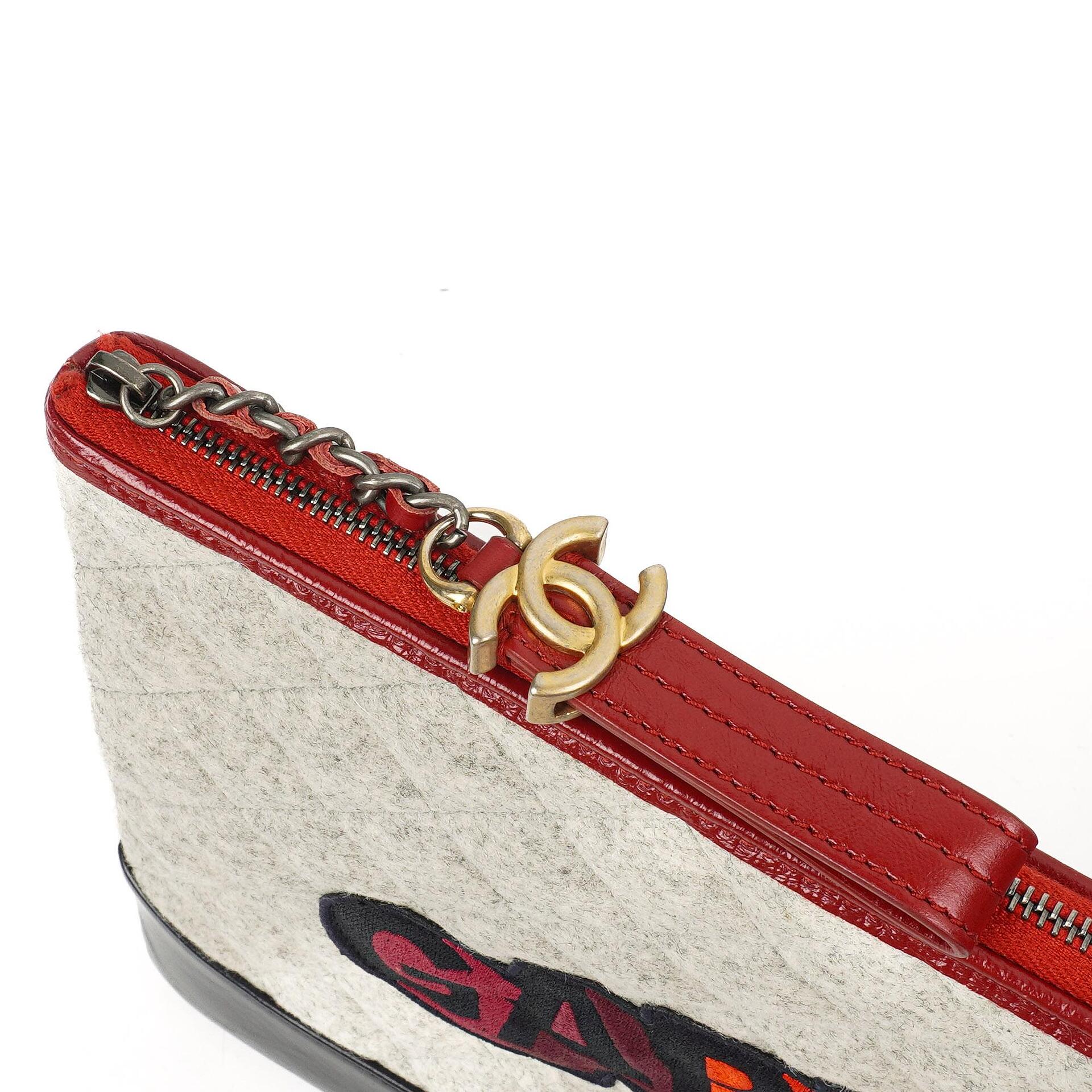 Chanel Gabrielle Pouch Clutch, Grau gesteppte Wolle und marineblaues Kalbsleder