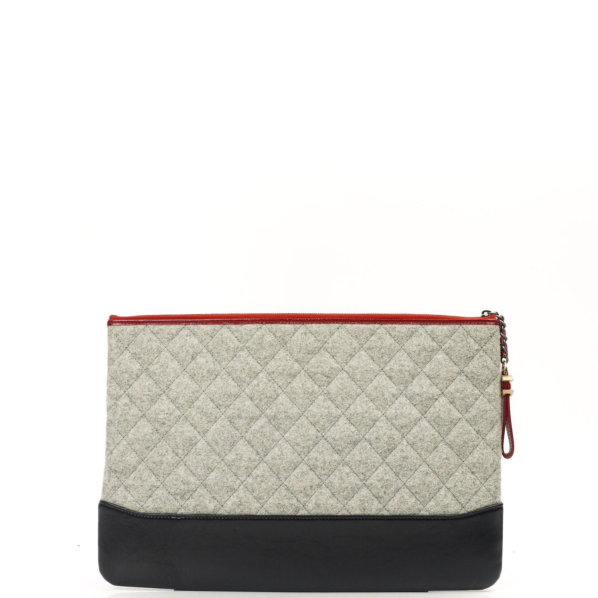Chanel Gabrielle Pouch Clutch, Grau gesteppte Wolle und marineblaues Kalbsleder