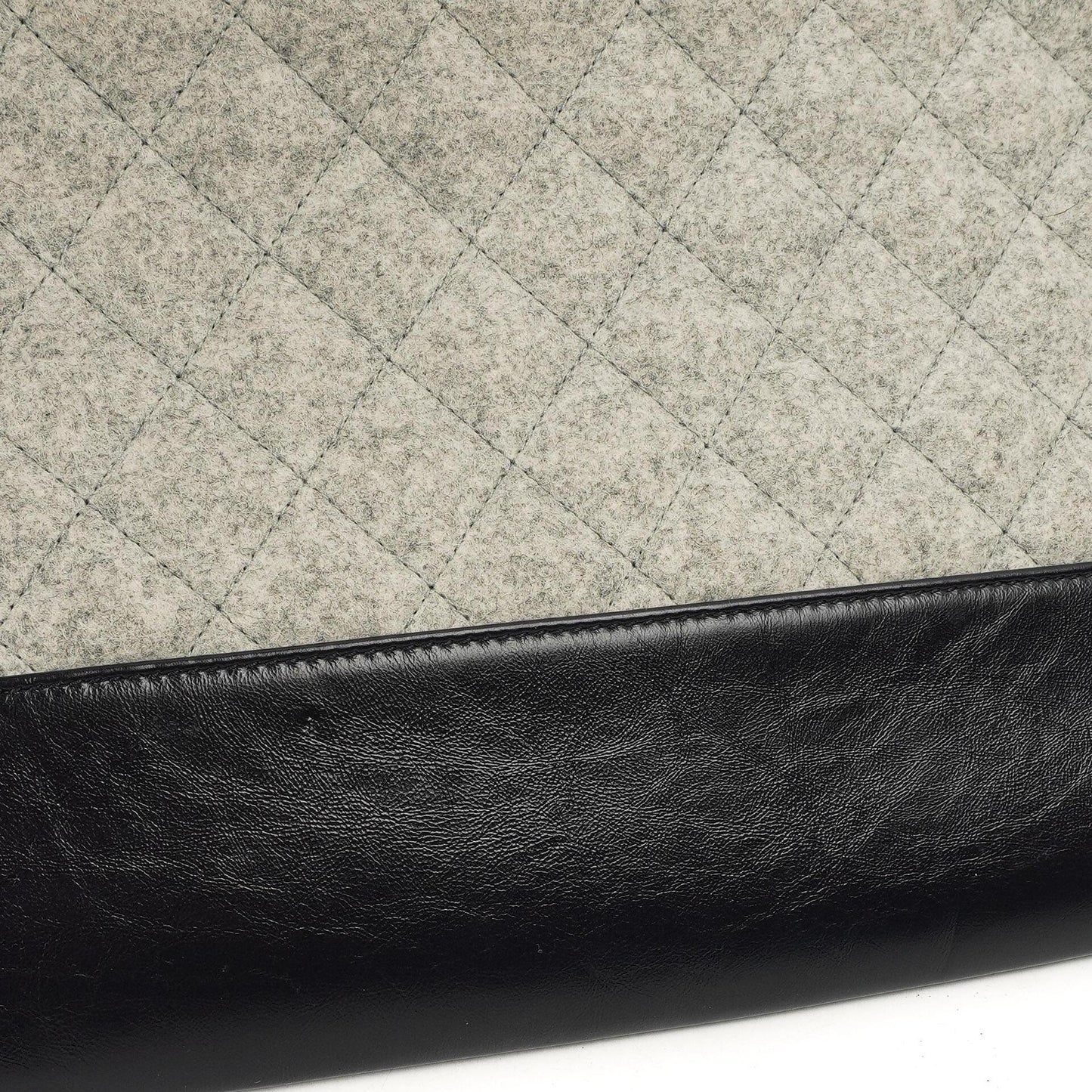 Chanel Gabrielle Pouch Clutch, Grau gesteppte Wolle und marineblaues Kalbsleder