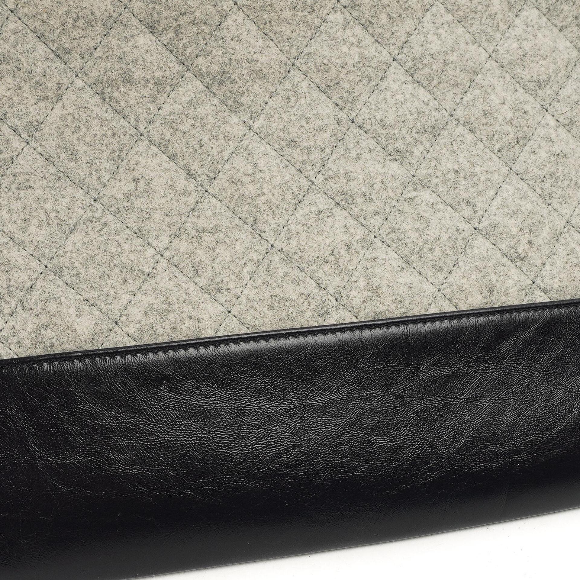 Chanel Gabrielle Pouch Clutch, Grau gesteppte Wolle und marineblaues Kalbsleder