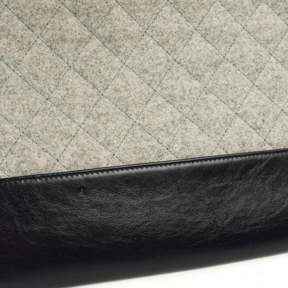 Chanel Gabrielle Pouch Clutch, Grau gesteppte Wolle und marineblaues Kalbsleder