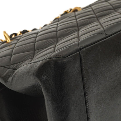 Chanel Große Einkaufstasche Gepolstertes Lammleder Goldfarbene Hardware
