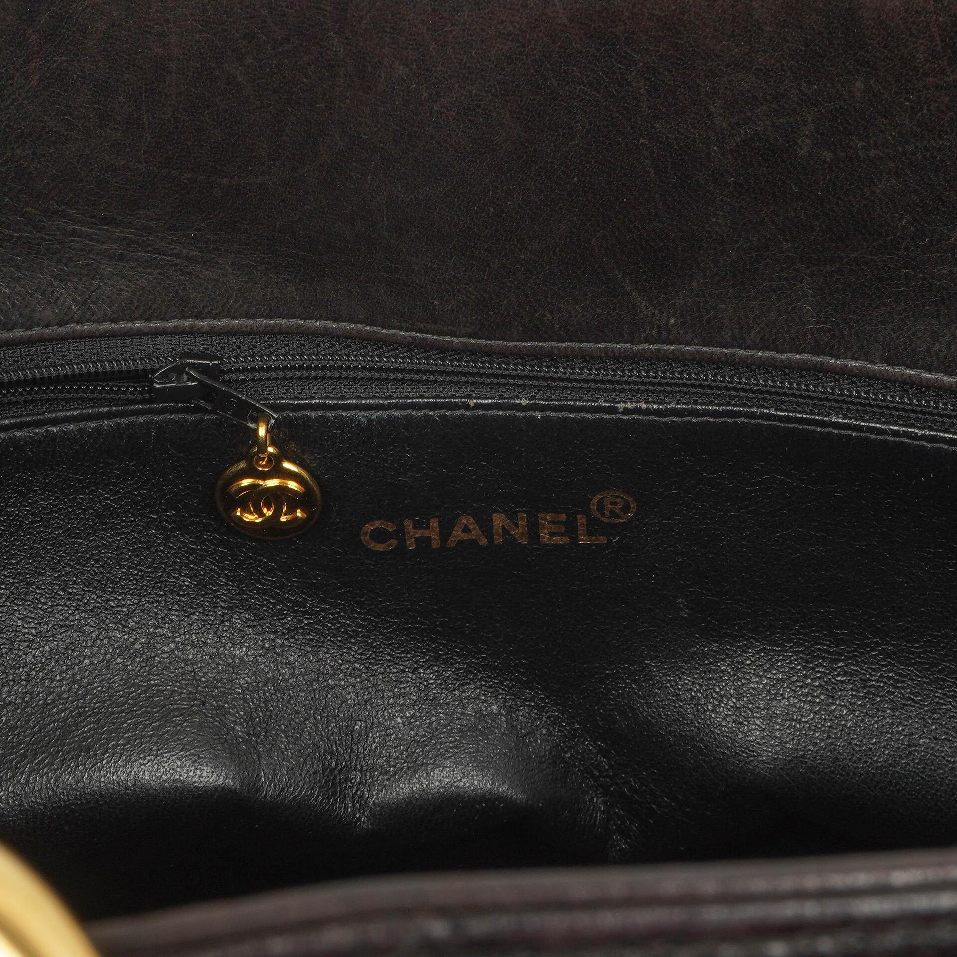 Chanel Große Einkaufstasche Gepolstertes Lammleder Goldfarbene Hardware