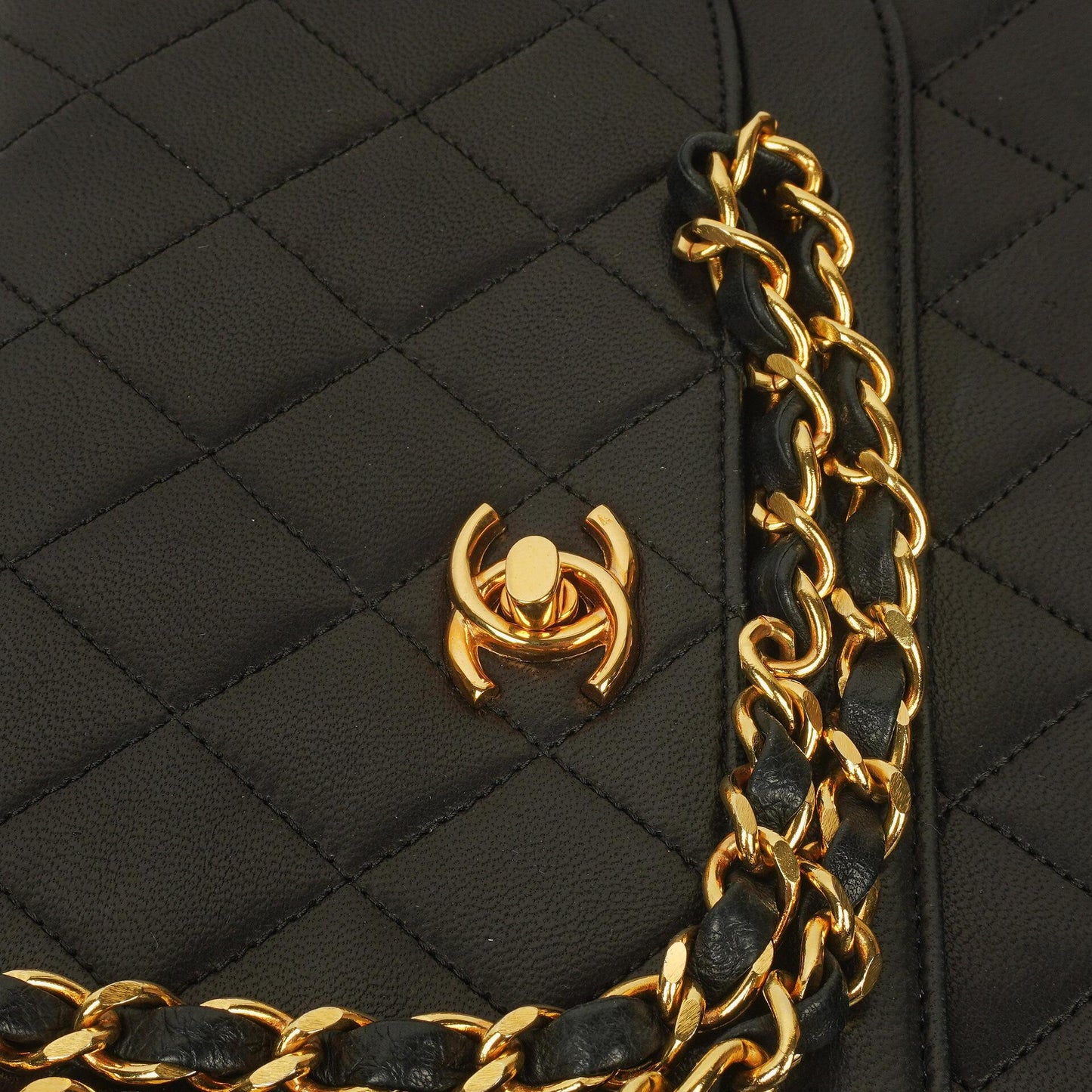 Chanel Half Moon Double Flap Tasche aus schwarzem gestepptem Lammleder mit 24K vergoldeten Beschlägen