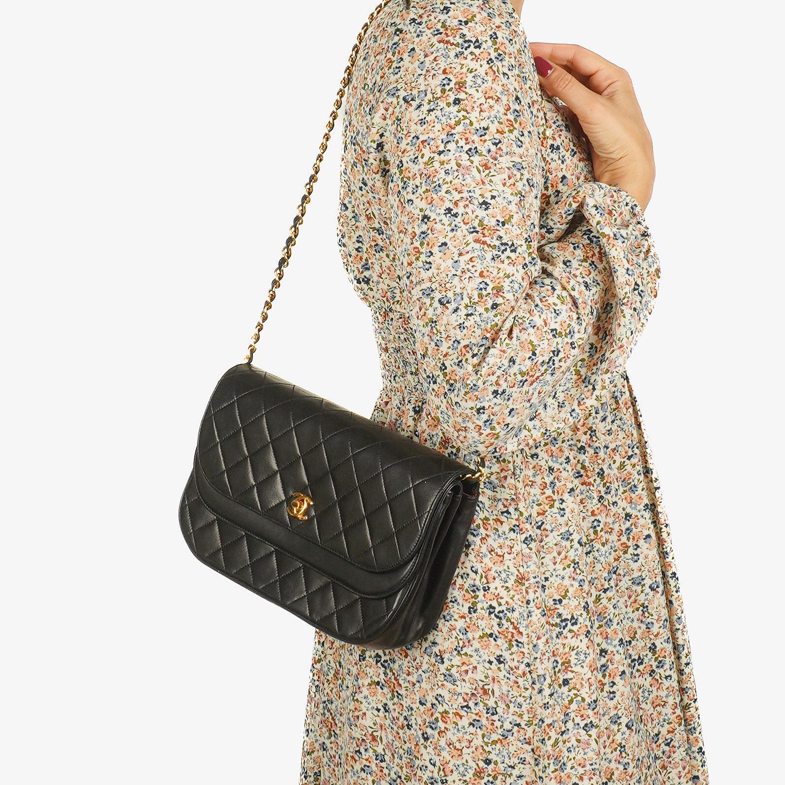 Chanel Half Moon Double Flap Tasche aus schwarzem gestepptem Lammleder mit 24K vergoldeten Beschlägen