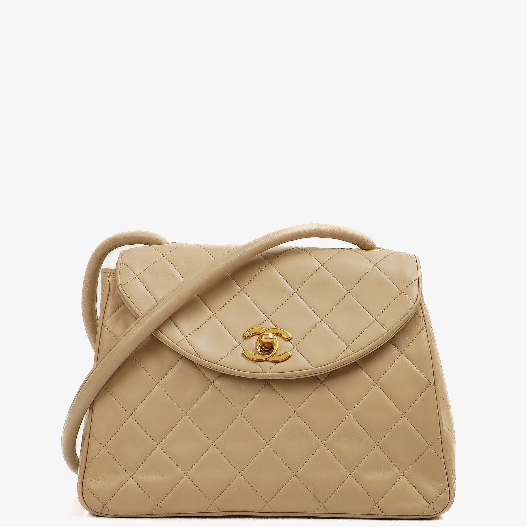 Chanel Halbmond Klappentasche Beige Gepolstertes Lammleder 24K Gold-Hardware