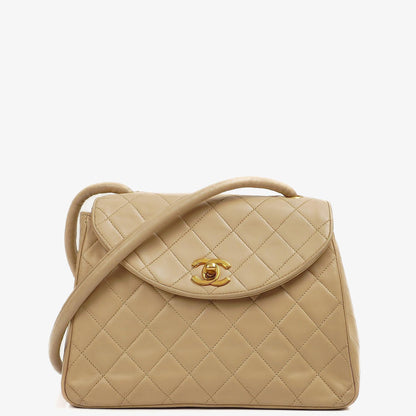 Chanel Halbmond Klappentasche Beige Gepolstertes Lammleder 24K Gold-Hardware
