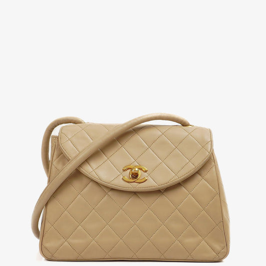 Chanel Halbmond Klappentasche Beige Gepolstertes Lammleder 24K Gold-Hardware