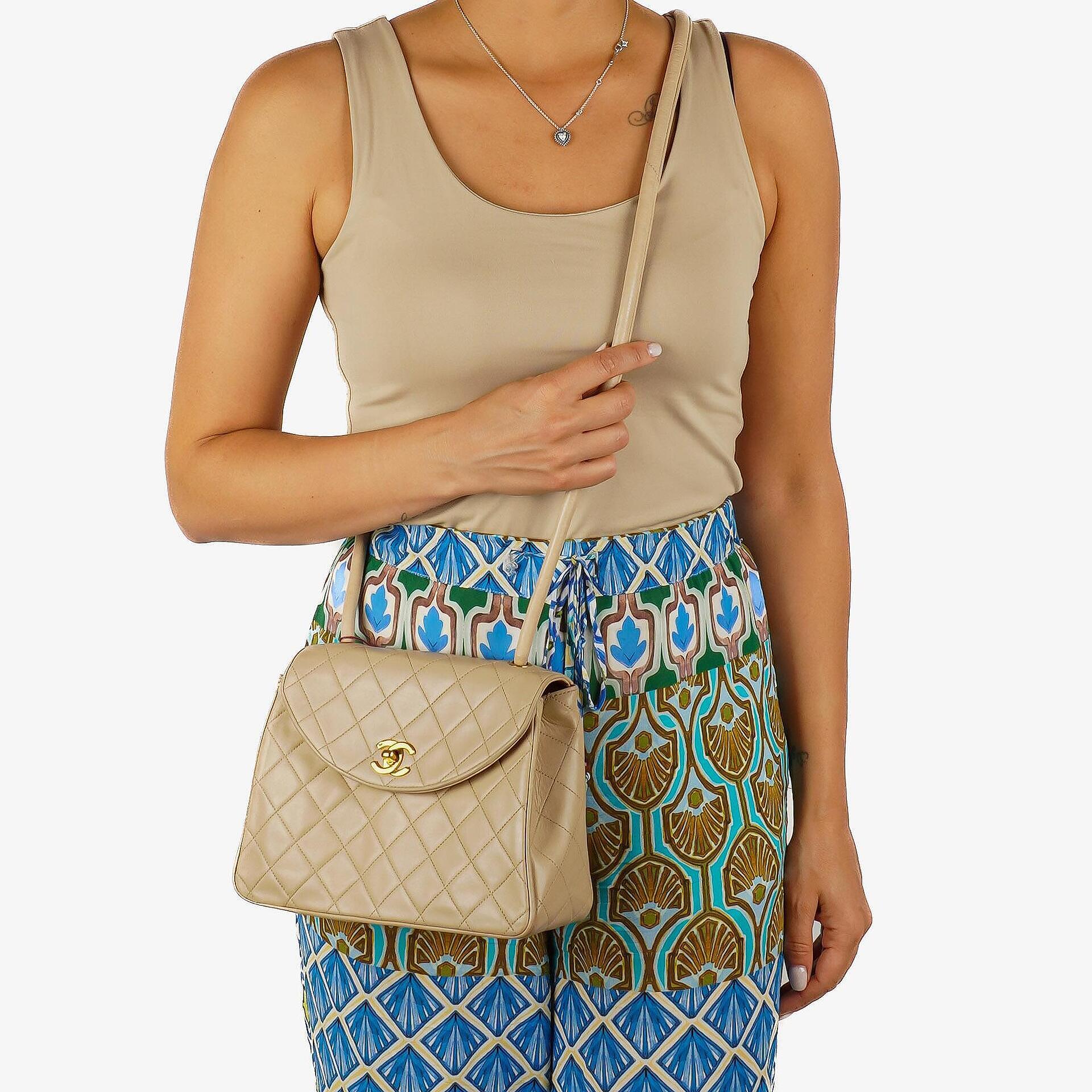 Chanel Halbmond Klappentasche Beige Gepolstertes Lammleder 24K Gold-Hardware