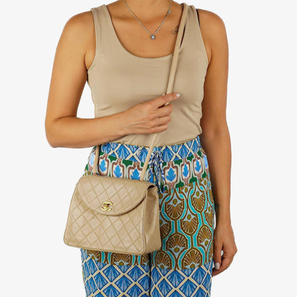 Chanel Halbmond Klappentasche Beige Gepolstertes Lammleder 24K Gold-Hardware