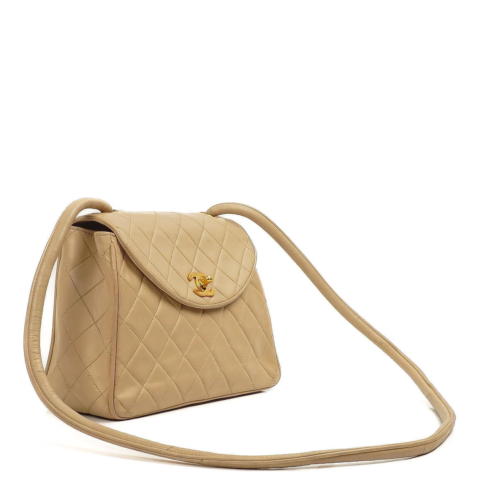 Chanel Halbmond Klappentasche Beige Gepolstertes Lammleder 24K Gold-Hardware