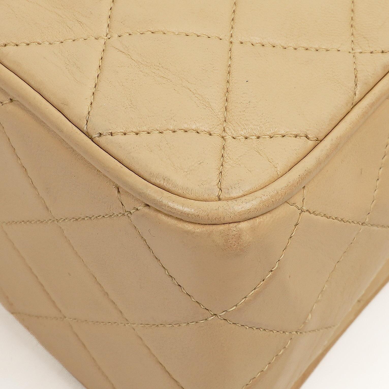 Chanel Halbmond Klappentasche Beige Gepolstertes Lammleder 24K Gold-Hardware