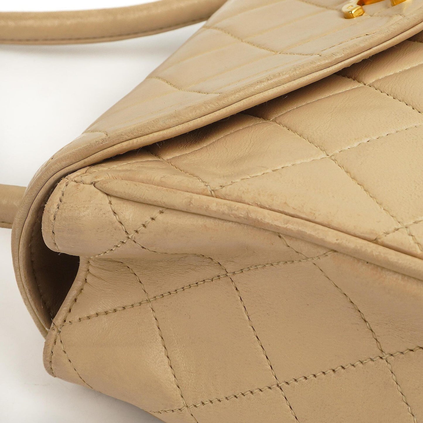 Chanel Halbmond Klappentasche Beige Gepolstertes Lammleder 24K Gold-Hardware