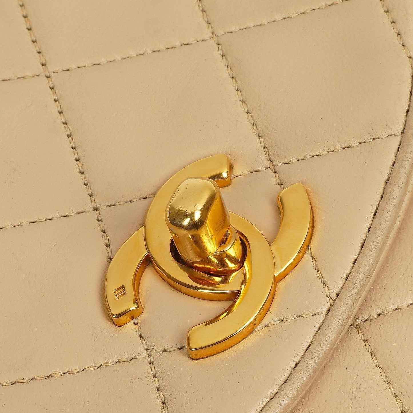 Chanel Halbmond Klappentasche Beige Gepolstertes Lammleder 24K Gold-Hardware