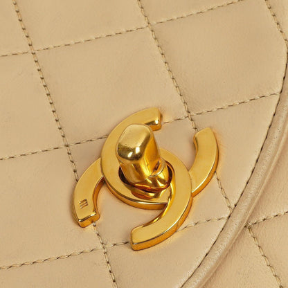 Chanel Halbmond Klappentasche Beige Gepolstertes Lammleder 24K Gold-Hardware