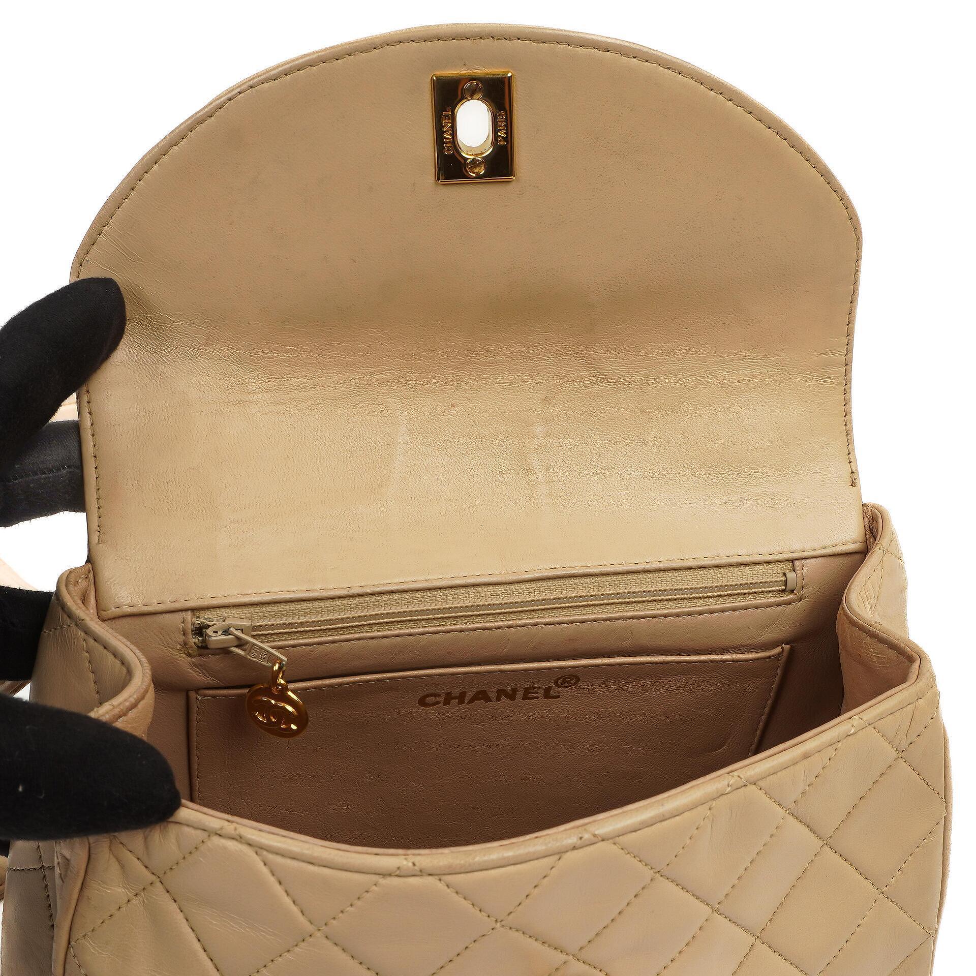 Chanel Halbmond Klappentasche Beige Gepolstertes Lammleder 24K Gold-Hardware