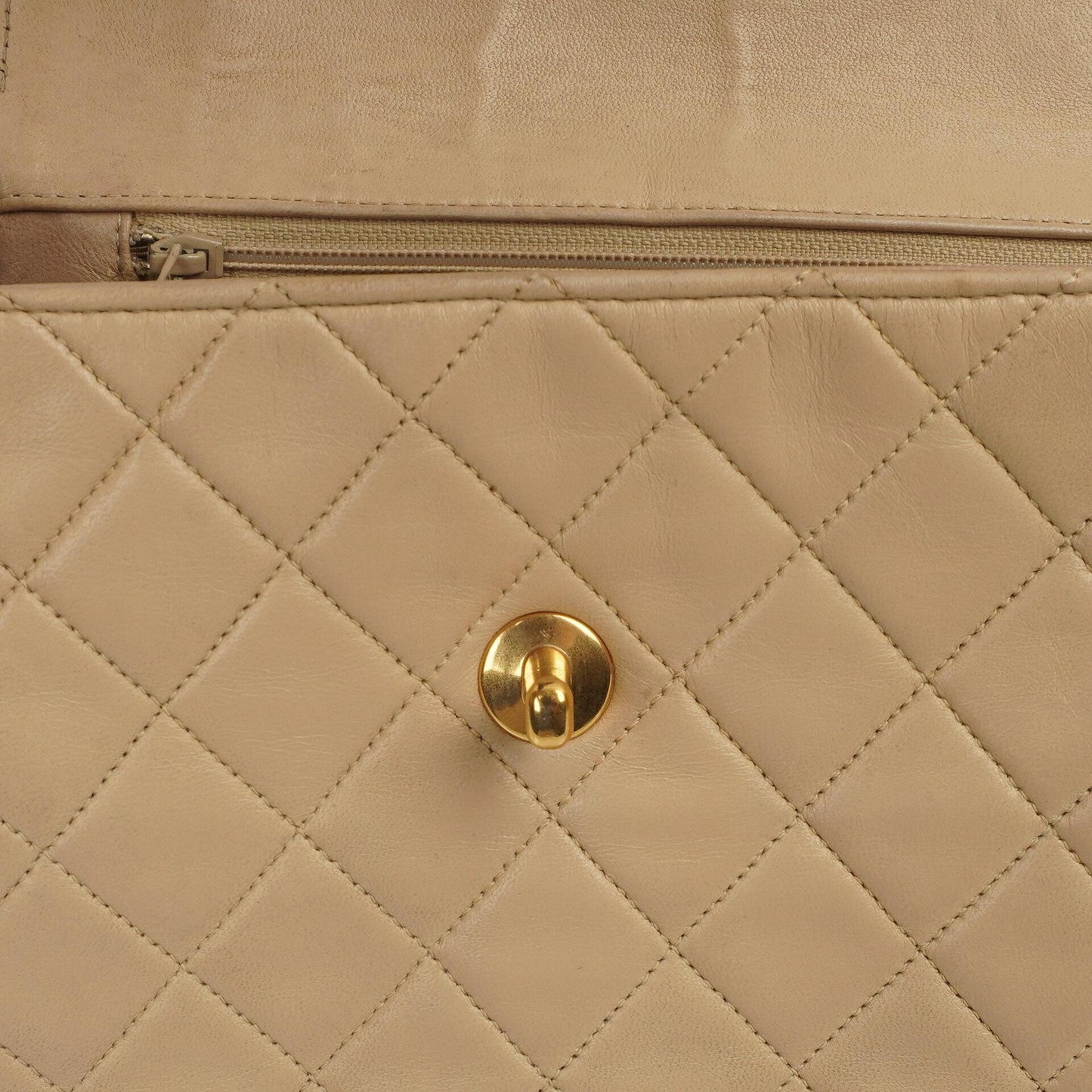 Chanel Halbmond Klappentasche Beige Gepolstertes Lammleder 24K Gold-Hardware