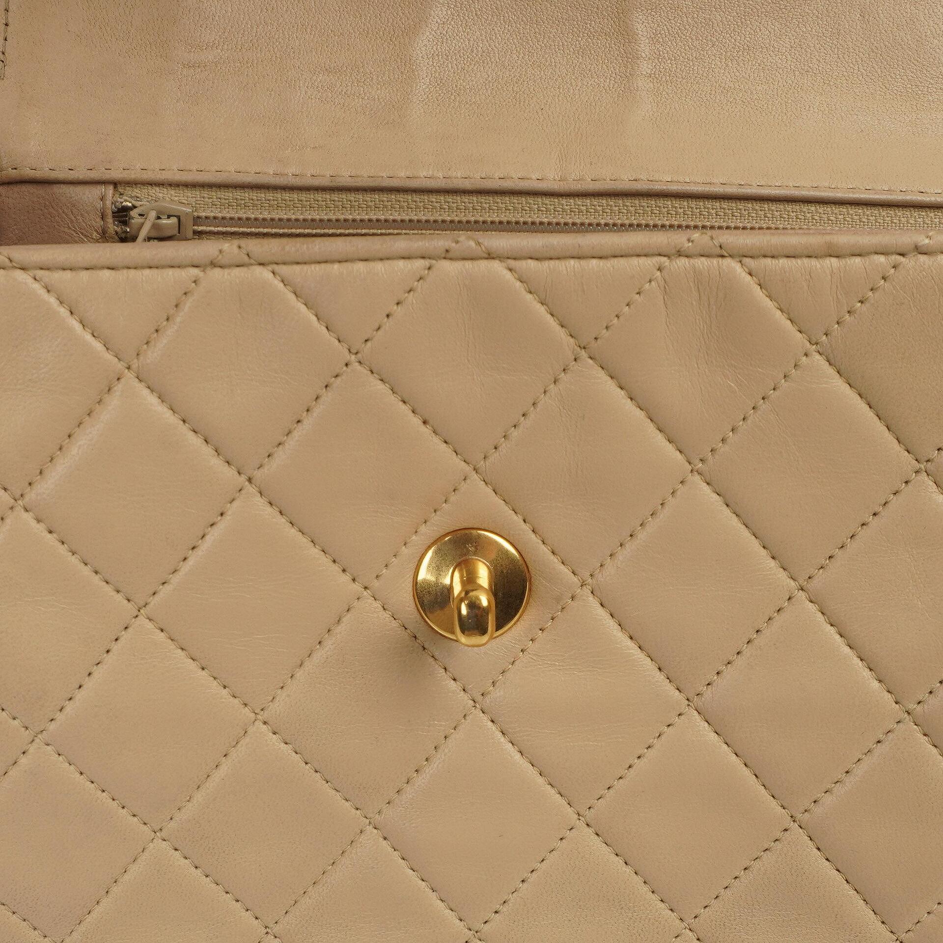 Chanel Halbmond Klappentasche Beige Gepolstertes Lammleder 24K Gold-Hardware
