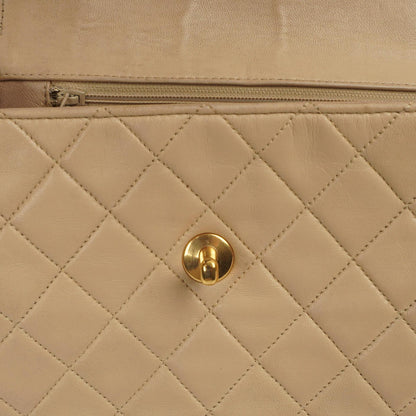 Chanel Halbmond Klappentasche Beige Gepolstertes Lammleder 24K Gold-Hardware