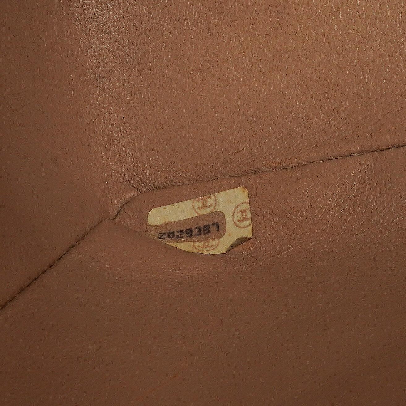 Chanel Halbmond Klappentasche Beige Gepolstertes Lammleder 24K Gold-Hardware