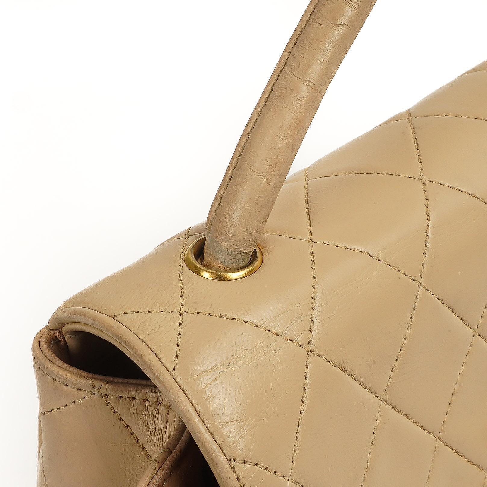Chanel Halbmond Klappentasche Beige Gepolstertes Lammleder 24K Gold-Hardware