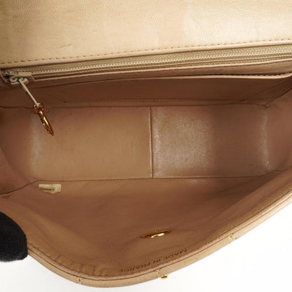 Chanel Halbmond Klappentasche Beige Gepolstertes Lammleder 24K Gold-Hardware