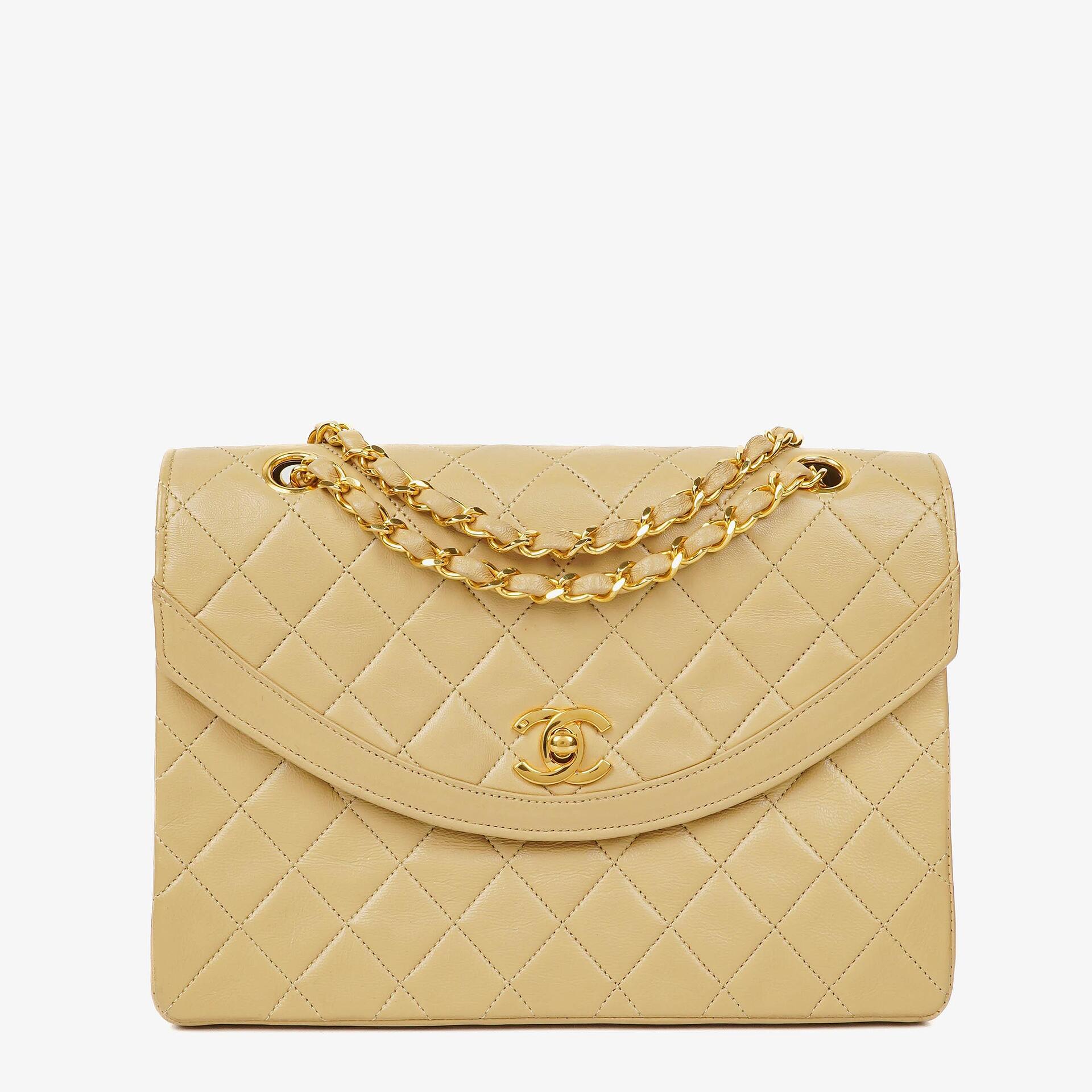 Chanel Halbmond Flap Bag aus beigem gestepptem Lammleder mit 24K vergoldeter Hardware