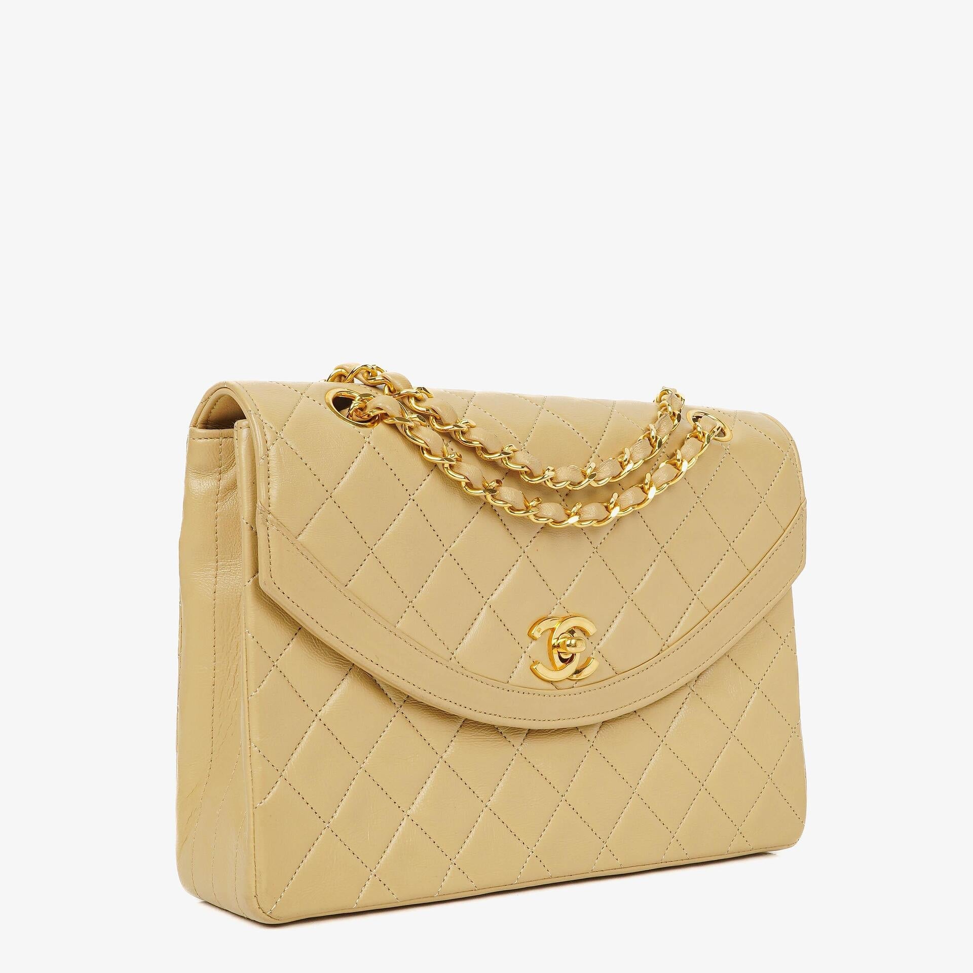Chanel Halbmond Flap Bag aus beigem gestepptem Lammleder mit 24K vergoldeter Hardware
