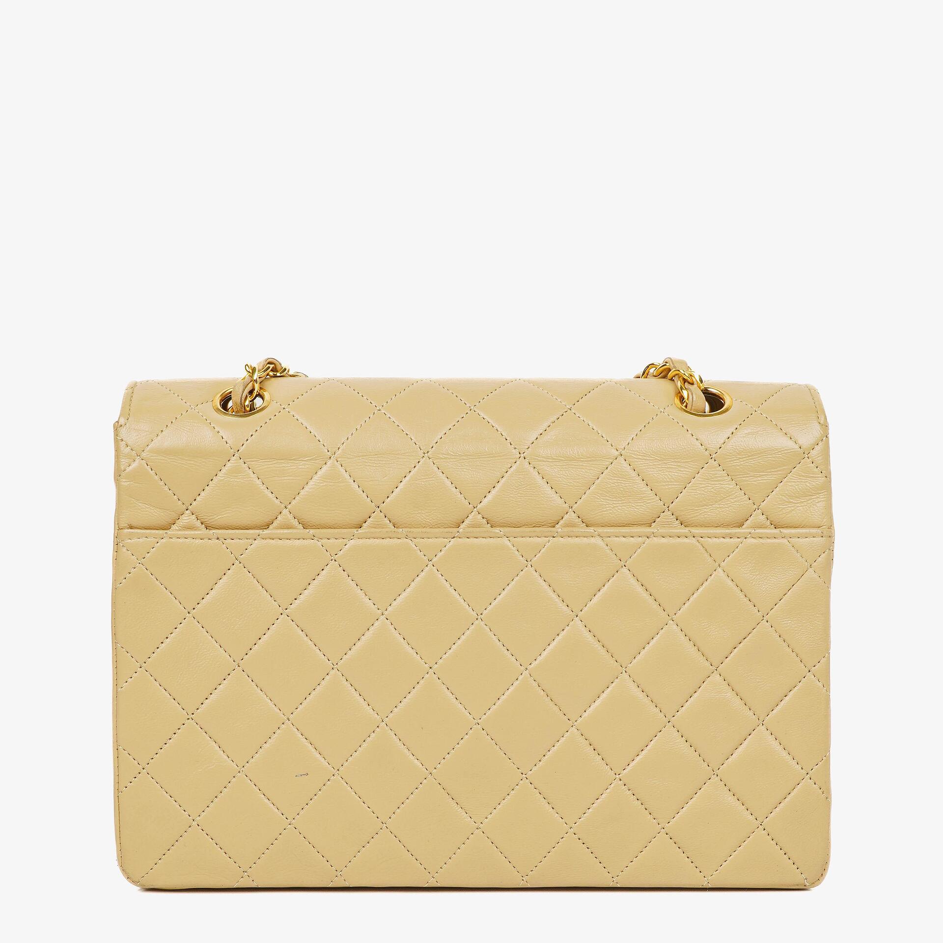Chanel Halbmond Flap Bag aus beigem gestepptem Lammleder mit 24K vergoldeter Hardware