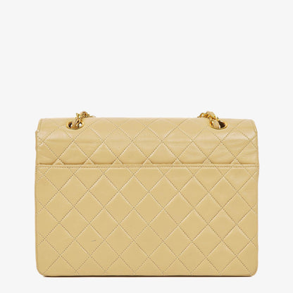 Chanel Halbmond Flap Bag aus beigem gestepptem Lammleder mit 24K vergoldeter Hardware
