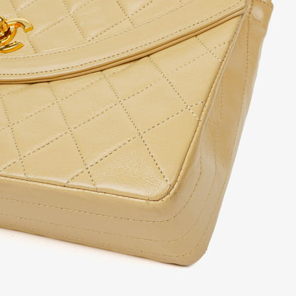 Chanel Halbmond Flap Bag aus beigem gestepptem Lammleder mit 24K vergoldeter Hardware