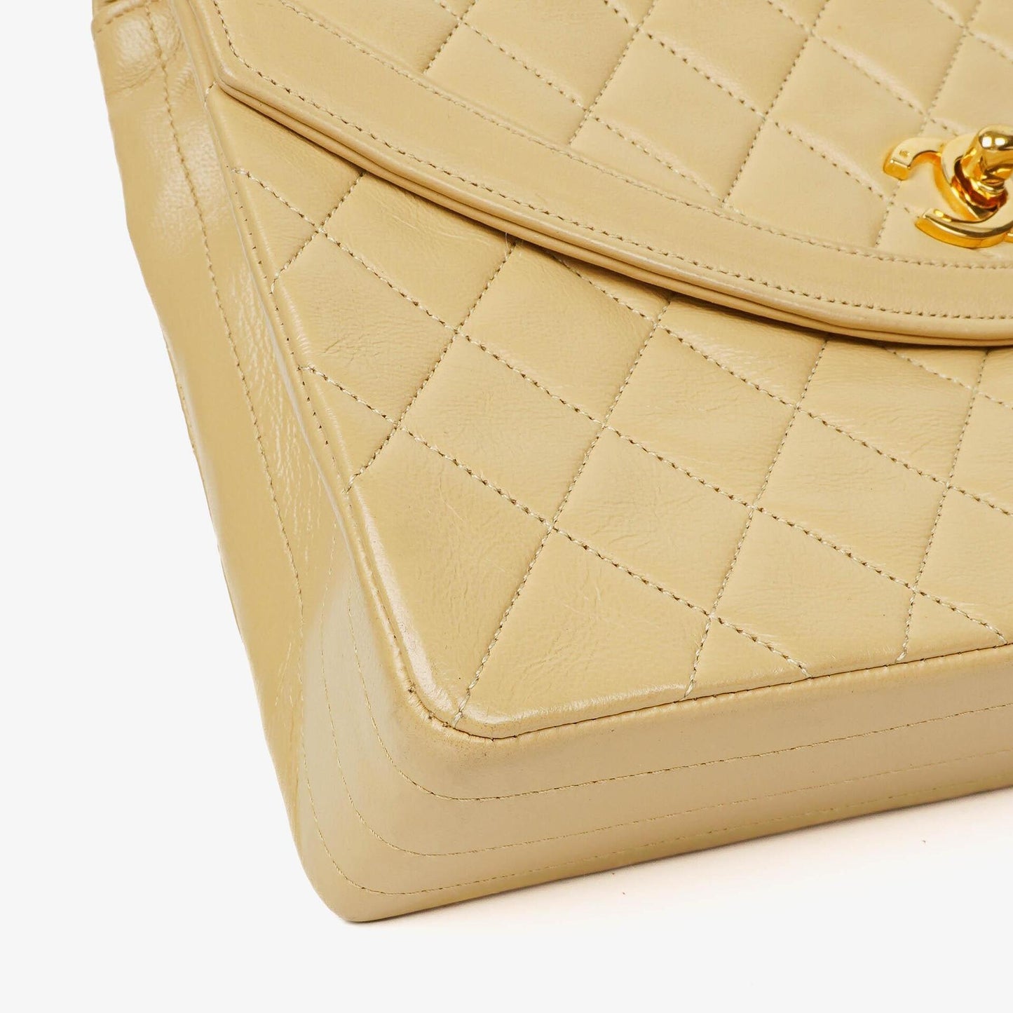 Chanel Halbmond Flap Bag aus beigem gestepptem Lammleder mit 24K vergoldeter Hardware