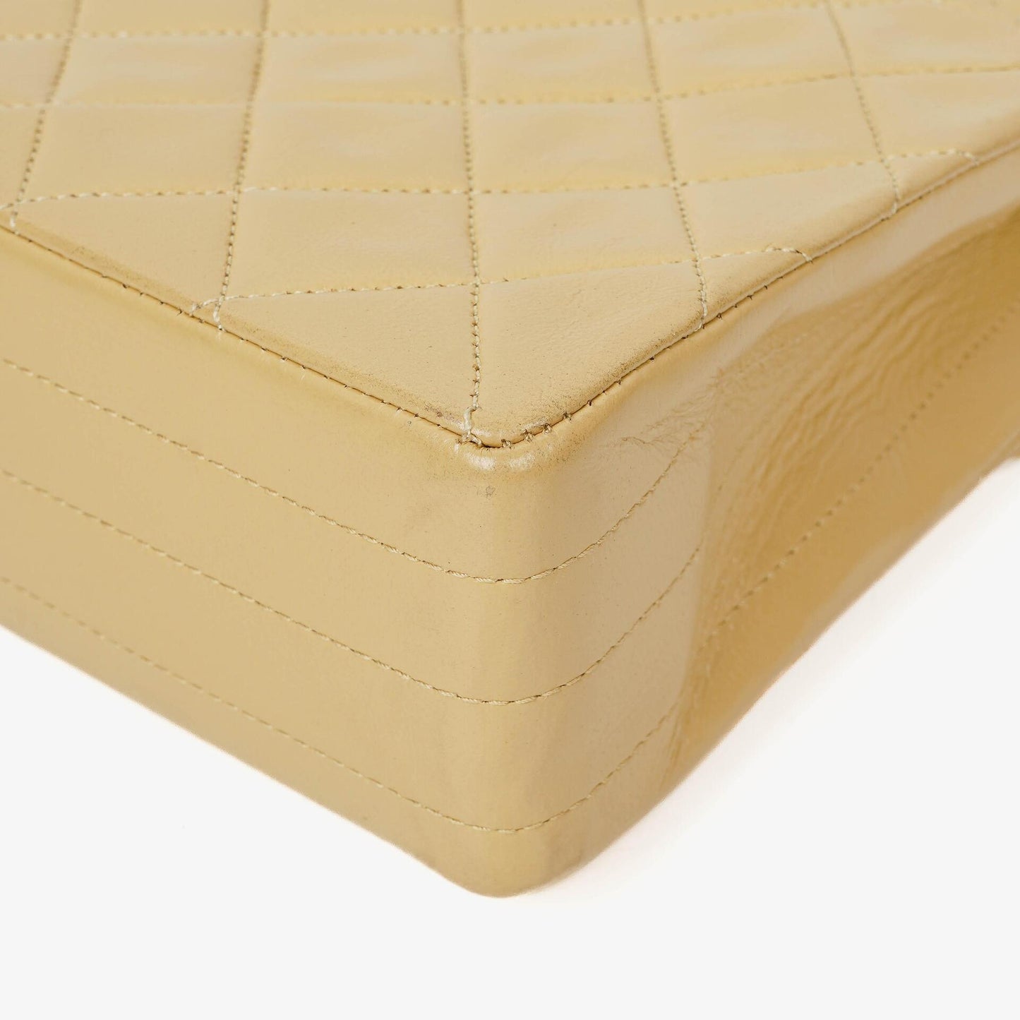 Chanel Halbmond Flap Bag aus beigem gestepptem Lammleder mit 24K vergoldeter Hardware