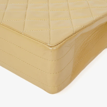 Chanel Halbmond Flap Bag aus beigem gestepptem Lammleder mit 24K vergoldeter Hardware