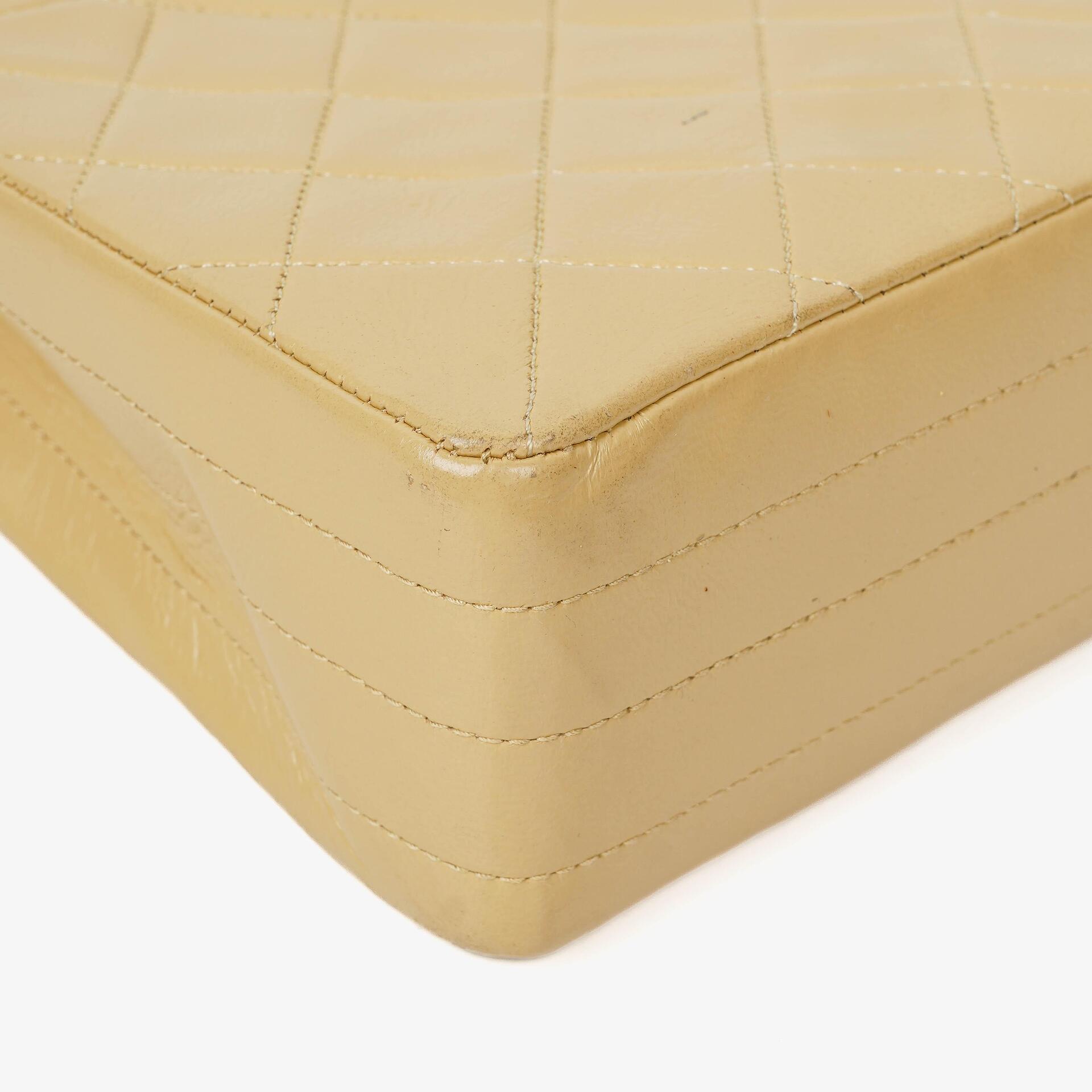 Chanel Halbmond Flap Bag aus beigem gestepptem Lammleder mit 24K vergoldeter Hardware
