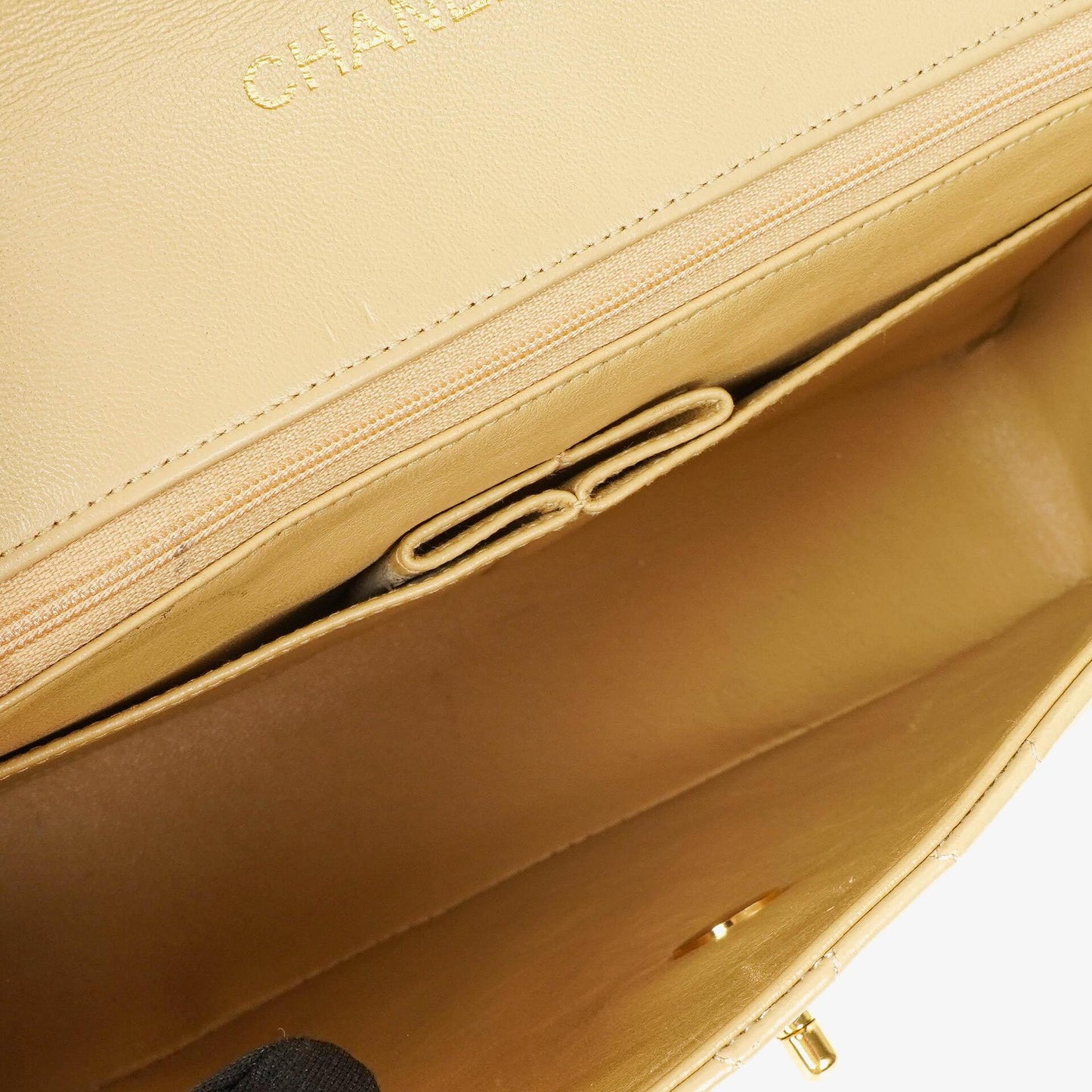 Chanel Halbmond Flap Bag aus beigem gestepptem Lammleder mit 24K vergoldeter Hardware