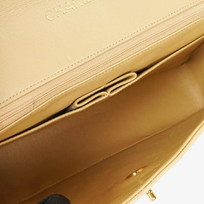 Chanel Halbmond Flap Bag aus beigem gestepptem Lammleder mit 24K vergoldeter Hardware