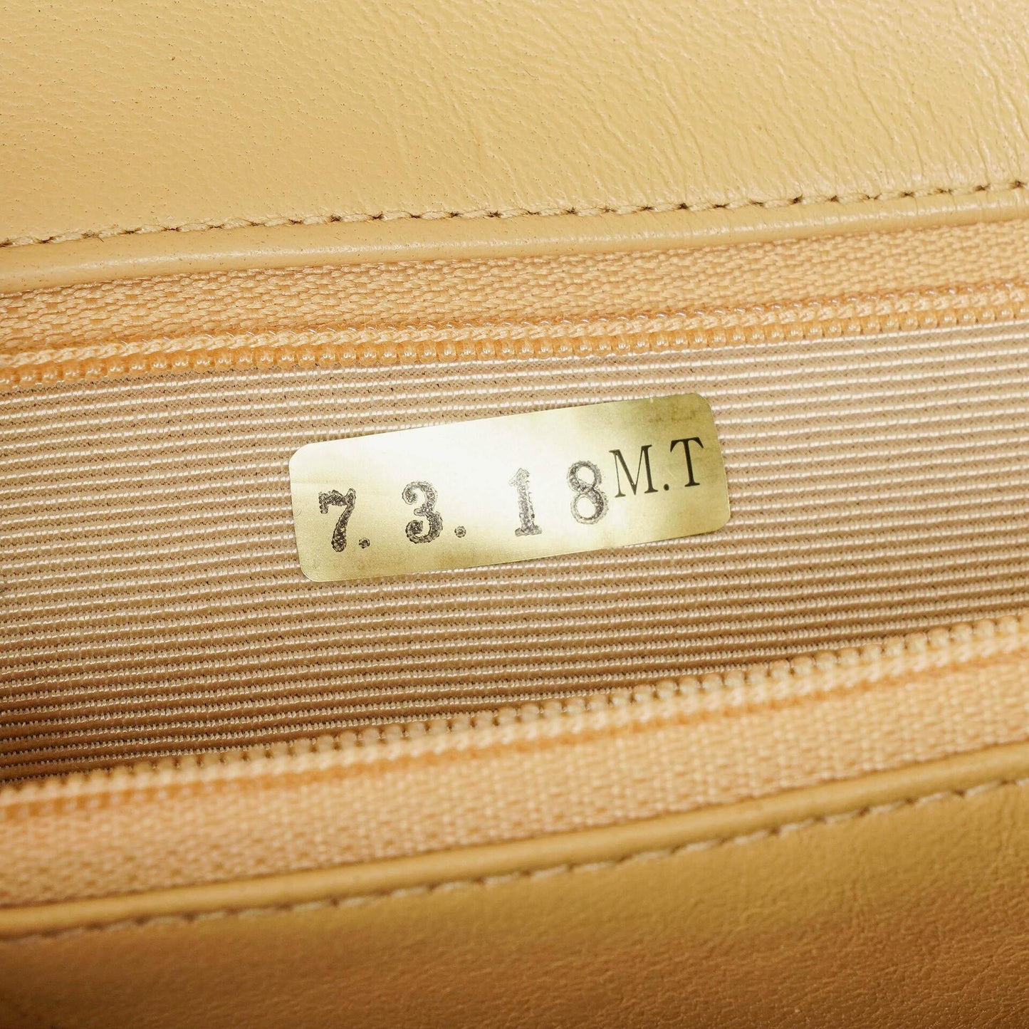 Chanel Halbmond Flap Bag aus beigem gestepptem Lammleder mit 24K vergoldeter Hardware