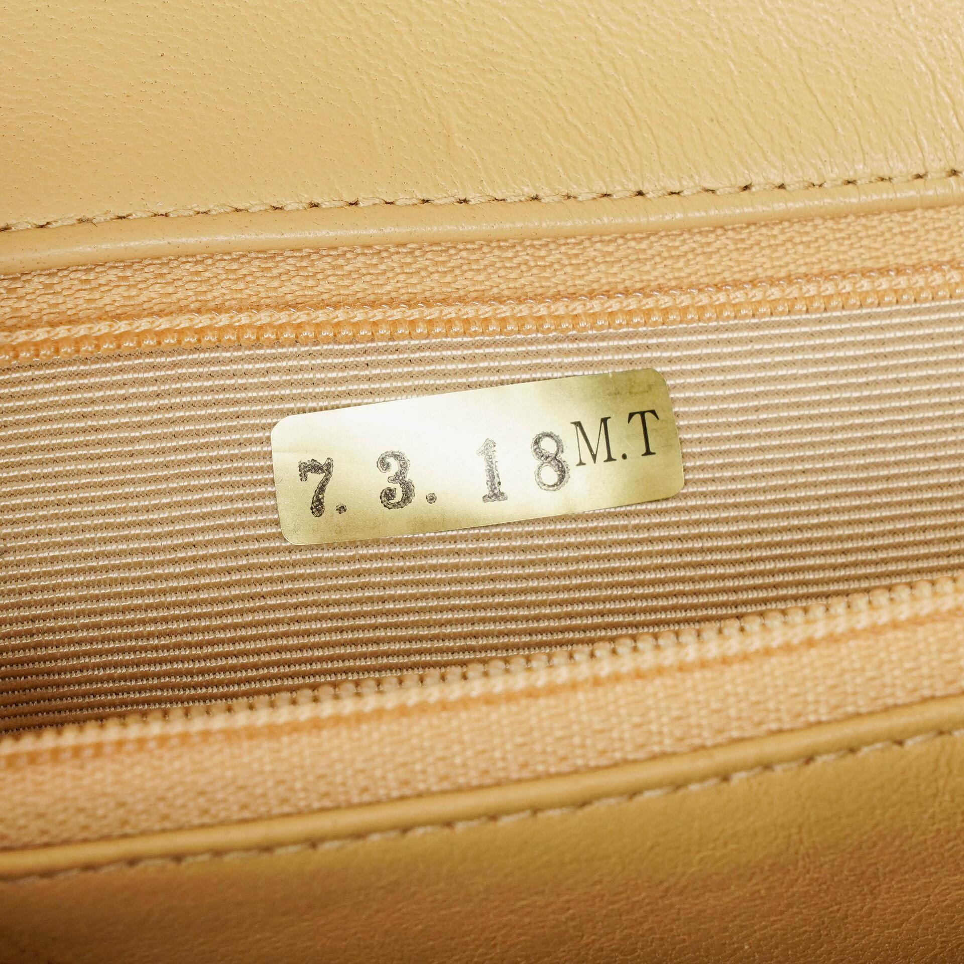 Chanel Halbmond Flap Bag aus beigem gestepptem Lammleder mit 24K vergoldeter Hardware