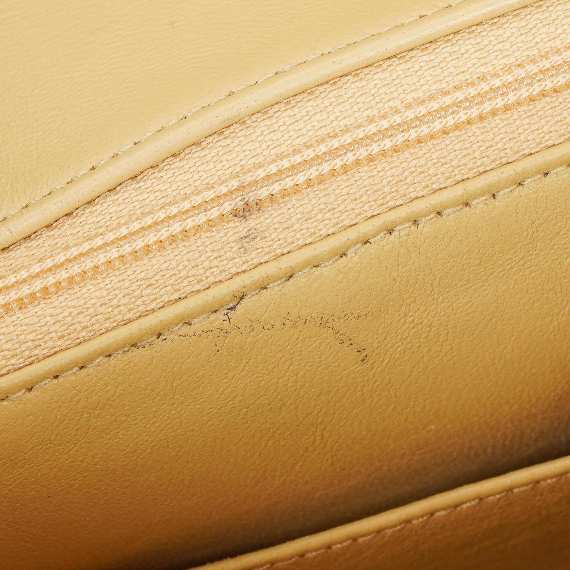 Chanel Halbmond Flap Bag aus beigem gestepptem Lammleder mit 24K vergoldeter Hardware
