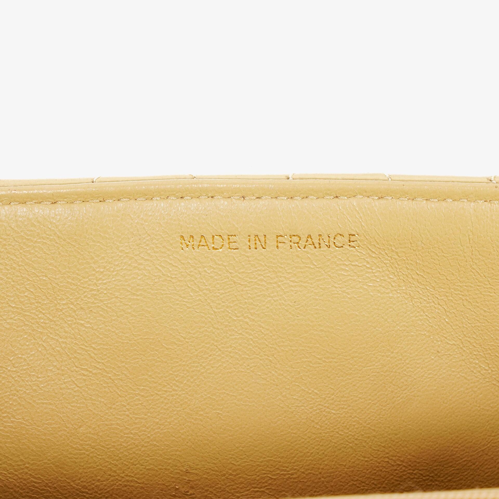 Chanel Halbmond Flap Bag aus beigem gestepptem Lammleder mit 24K vergoldeter Hardware