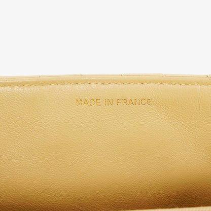 Chanel Halbmond Flap Bag aus beigem gestepptem Lammleder mit 24K vergoldeter Hardware