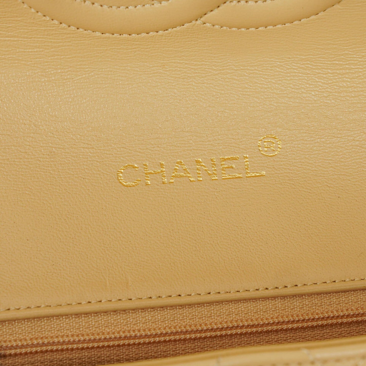 Chanel Halbmond Flap Bag aus beigem gestepptem Lammleder mit 24K vergoldeter Hardware