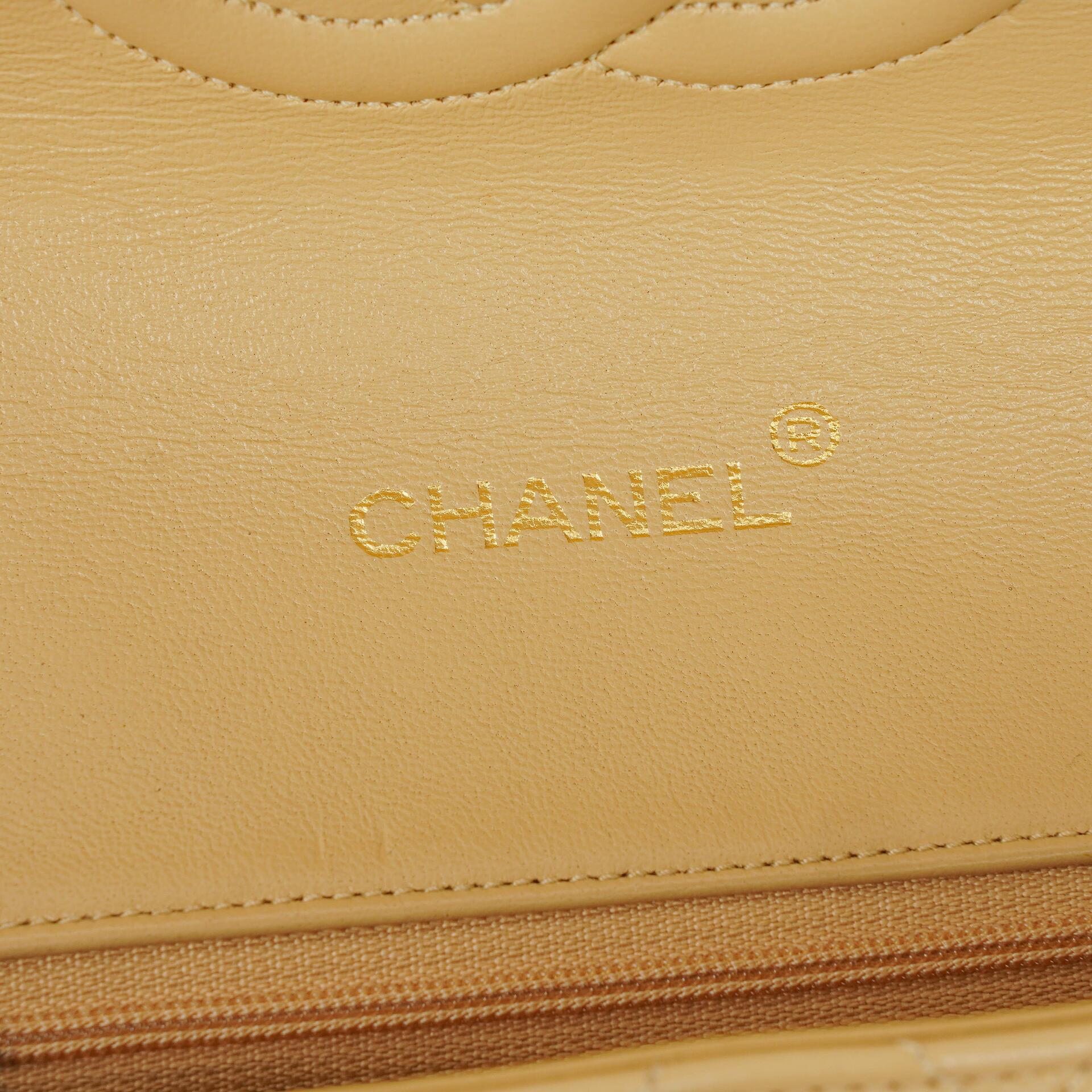 Chanel Halbmond Flap Bag aus beigem gestepptem Lammleder mit 24K vergoldeter Hardware