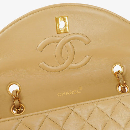 Chanel Halbmond Flap Bag aus beigem gestepptem Lammleder mit 24K vergoldeter Hardware