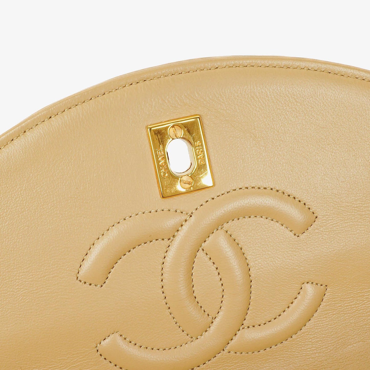 Chanel Halbmond Flap Bag aus beigem gestepptem Lammleder mit 24K vergoldeter Hardware
