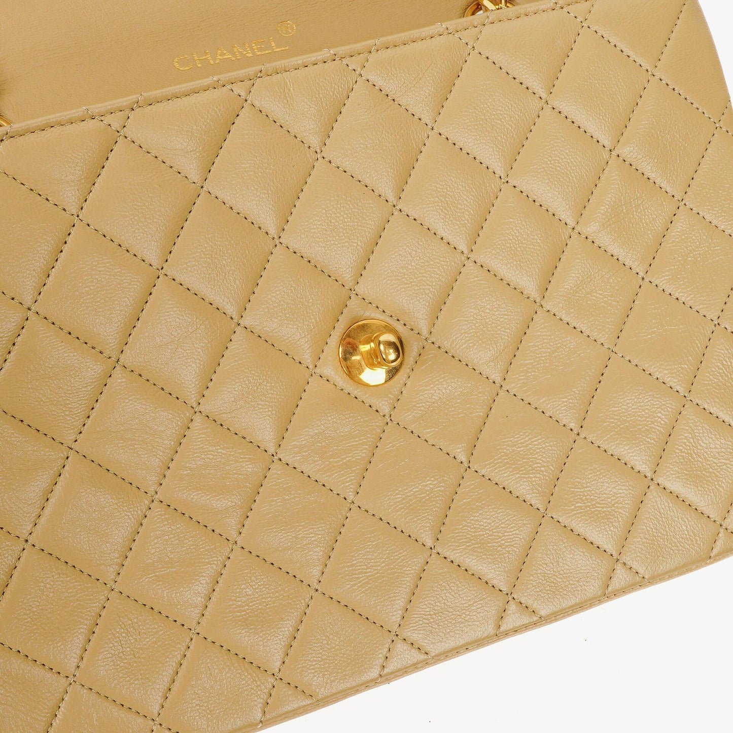 Chanel Halbmond Flap Bag aus beigem gestepptem Lammleder mit 24K vergoldeter Hardware
