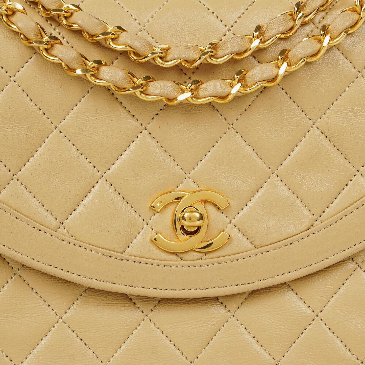 Chanel Halbmond Flap Bag aus beigem gestepptem Lammleder mit 24K vergoldeter Hardware