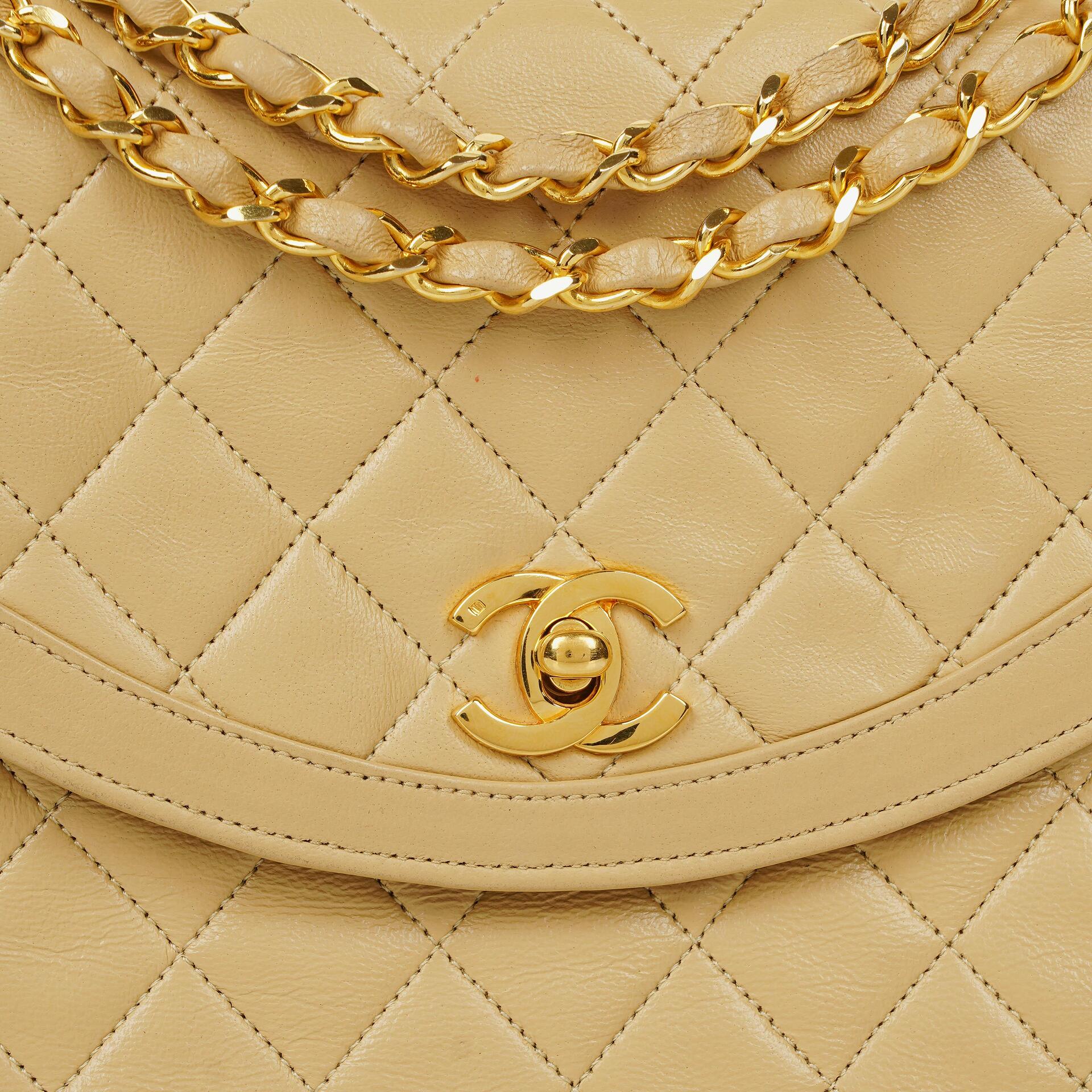 Chanel Halbmond Flap Bag aus beigem gestepptem Lammleder mit 24K vergoldeter Hardware